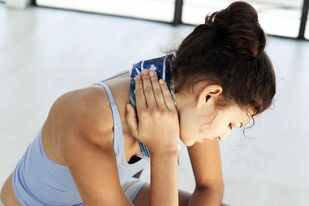 Compresa de pescozo para aliviar os síntomas de osteocondrose