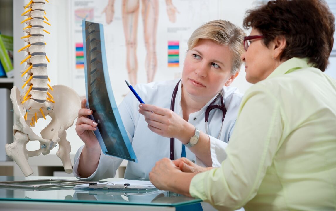 médico dá recomendacións para a osteocondrose cervical